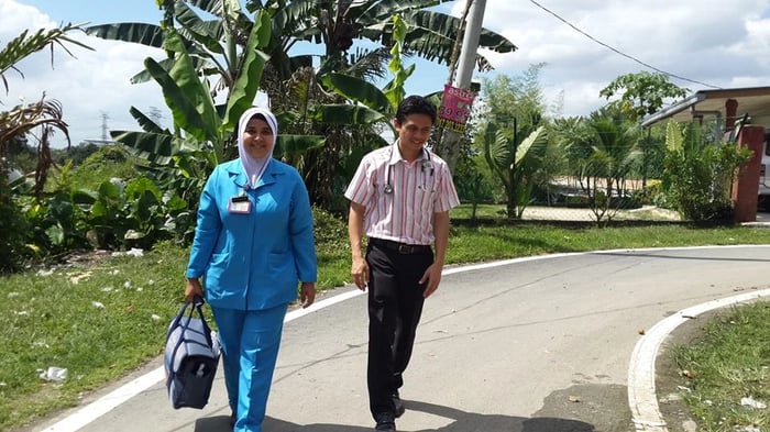 Doktor melawat pesakit di rumah