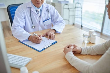 Doktor menerangkan keputusan pemeriksaan