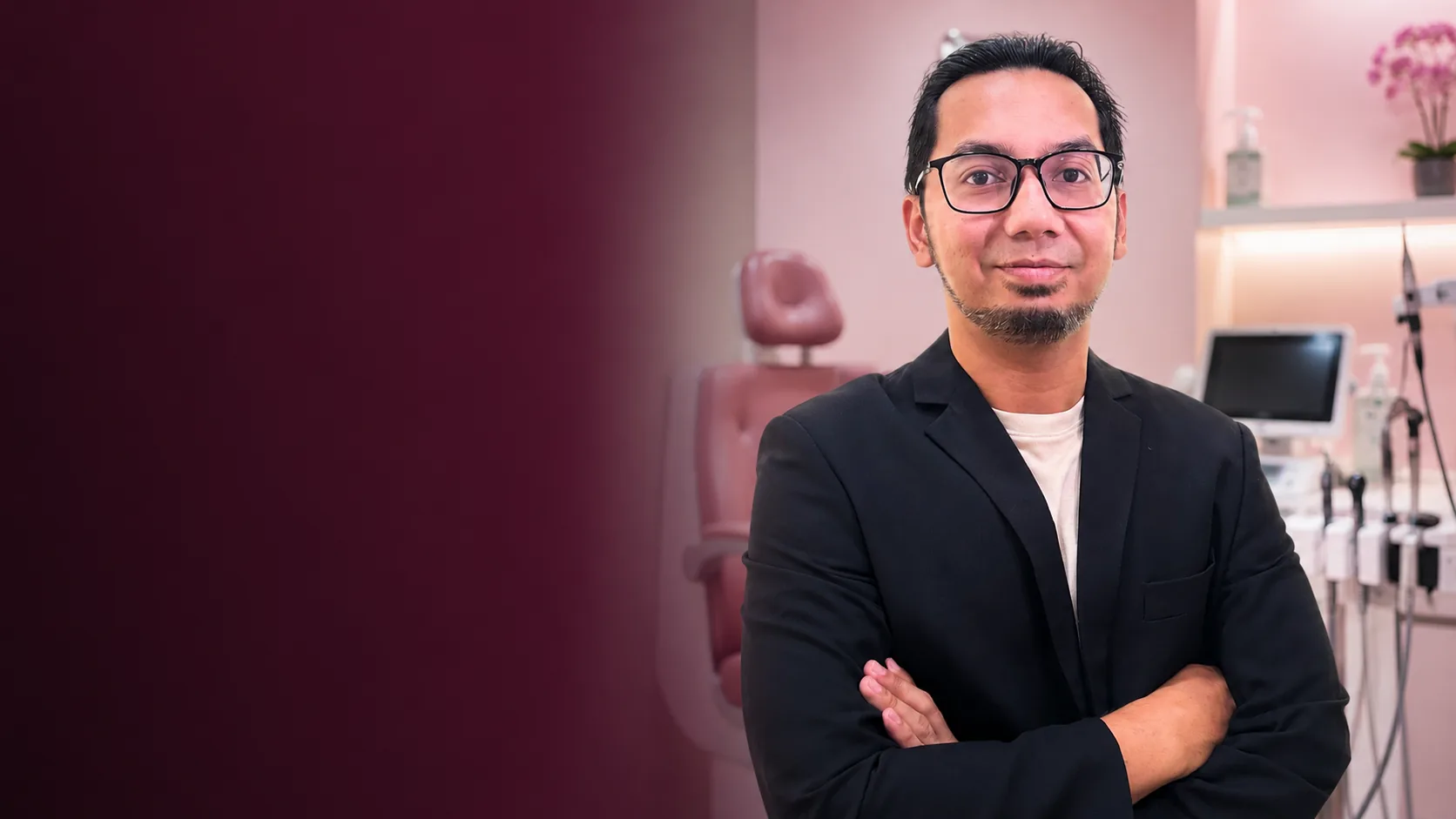 Pakar ENT memeriksa pesakit di Klinik Raudhah Seberang Takir